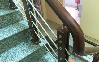Cầu thang inox tay vịn gỗ tại quận Ba Đình